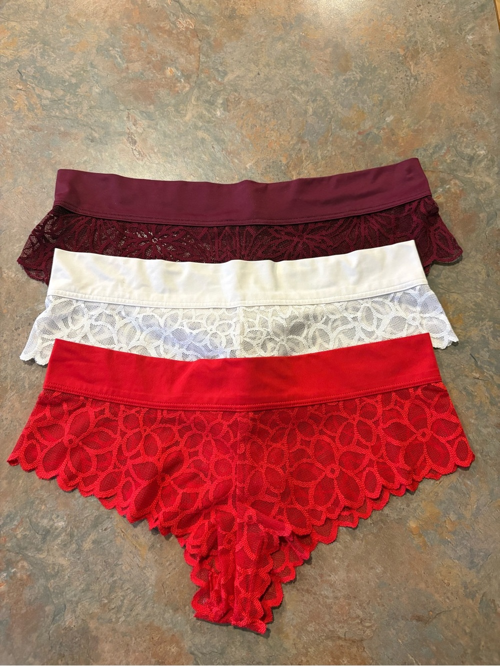 Victoria’s Secret PINK Lace Hipster Trio
Size M  New and Laundered
